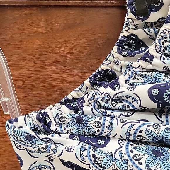 Ladies blue/white sleeveless ruffle blouse, XL. - Picture 7 of 7